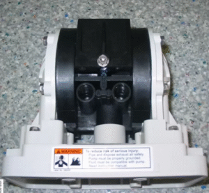 Pompe à eau pneumatique fixée sur le châssis Débit : 3,2 litres d’eau / mn à 6 bar